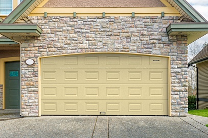 Секционные гаражные ворота Doorhan RSD01 BIW (2700х1800)